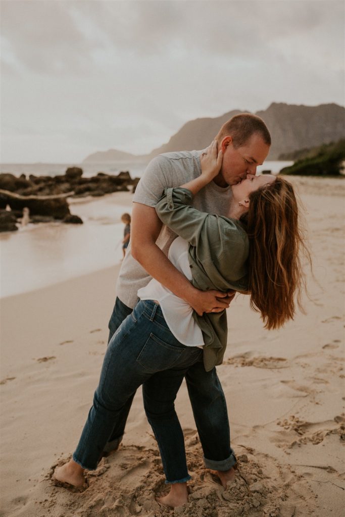 Photoshoot outfit tips for what to wear. Couple kissing on the beach in Hawaii.